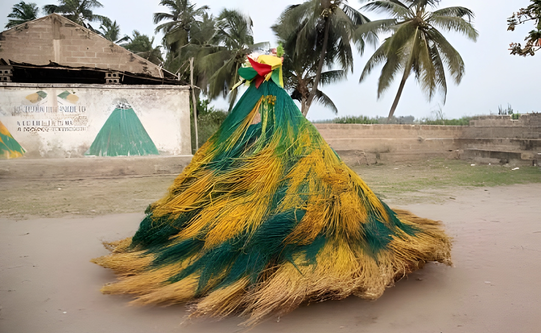 Zangbeto sur la plage au Bénin
